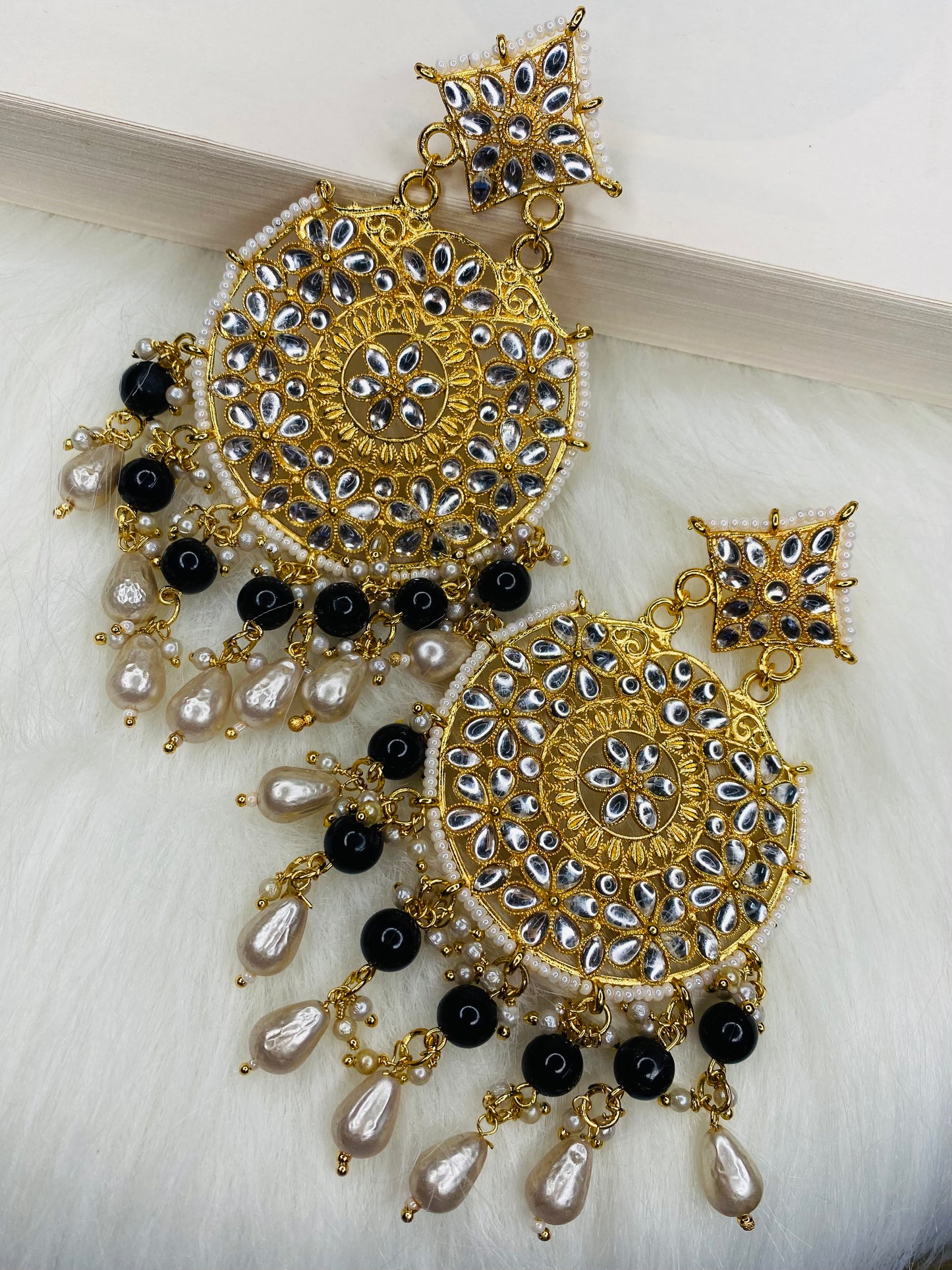 Taare Noir Round Earrings